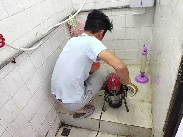 龙游肥皂掉到马桶里把马桶堵住了怎么办？马桶堵住了怎么办